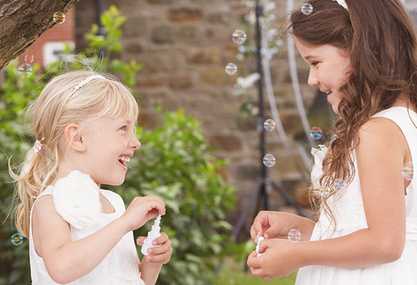 Como fazer um espaço kids no seu casamento?